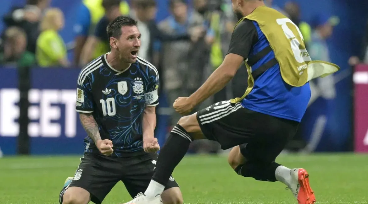 lionel-messi-menjadi-man-of-the-match-setelah-menyumbang-dua-assist-yang-membawa-argentina-menang-dramatis-2-1-atas-inggris-dan-melaju-ke-final-piala-dunia-2026-instagram-at-conmebol-Gla3w