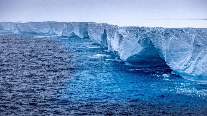 penampakan-gunung-es-terbesar-dunia-hanyut-di-laut-antartika-2_169