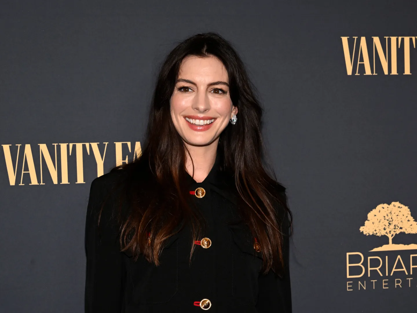 Anne Hathaway Diserang Isu Hamil Palsu, Jawabannya Bikin Netizen Terdiam