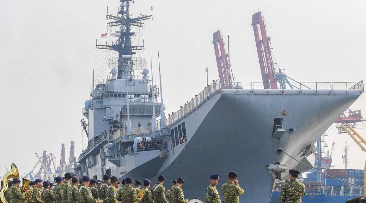 Kapal induk ITS Giuseppe Garibaldi-551 bersandar di Dermaga 107 Pelabuhan Tanjung Priok, Jakarta,