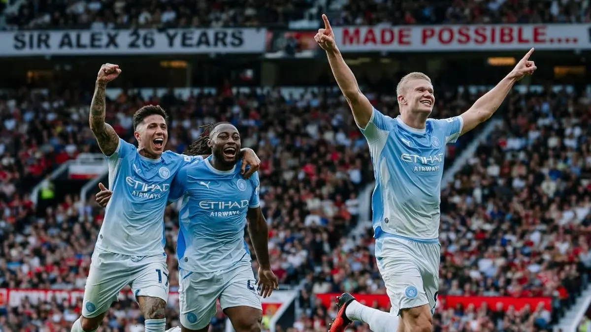 Derby Manchester Memanas, Michael Oliver Disorot Usai Keputusan Kontroversial VAR