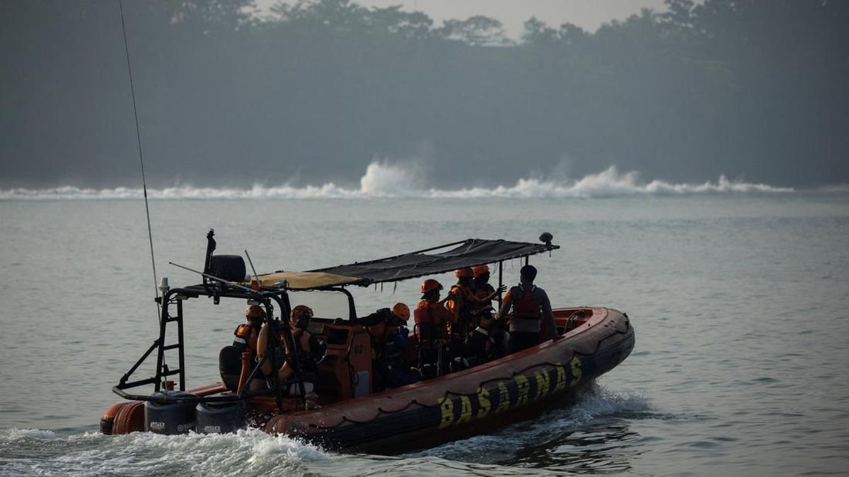 Jejak 8 Orang yang Hilang di Selat Sunda Belum Terungkap, SAR Sisir hingga Enggano