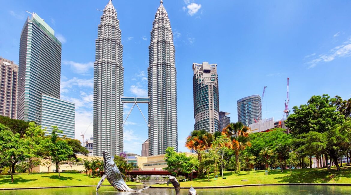 petronas-towers-kuala-lumpur-malaysia-shutterstock_397973560 (1)