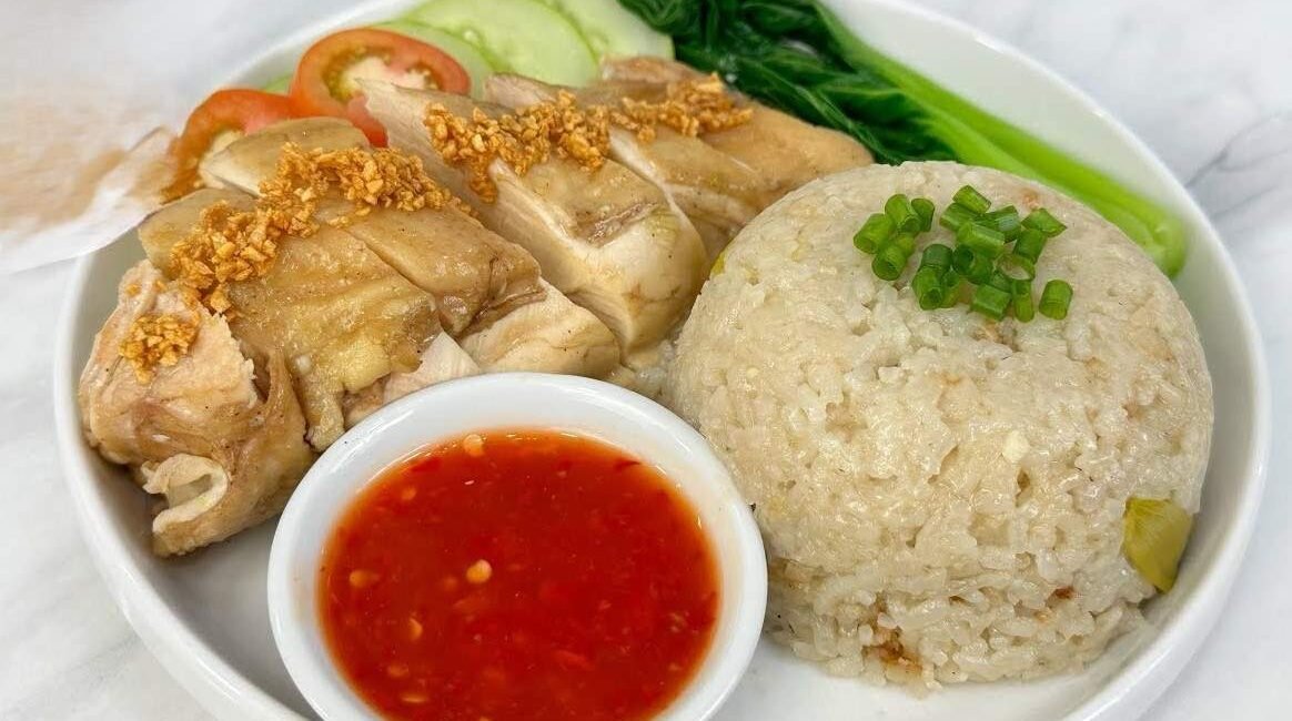 resep-nasi-ayam-hainan-rice-cooker-yang-pasti-gurih-pulen-dan-gampang-dibuat