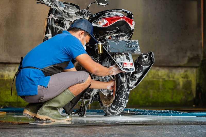 Berkah Erupsi: Usaha Cuci Motor dan Mobil Diserbu Warga Akibat Hujan Abu Vulkanik